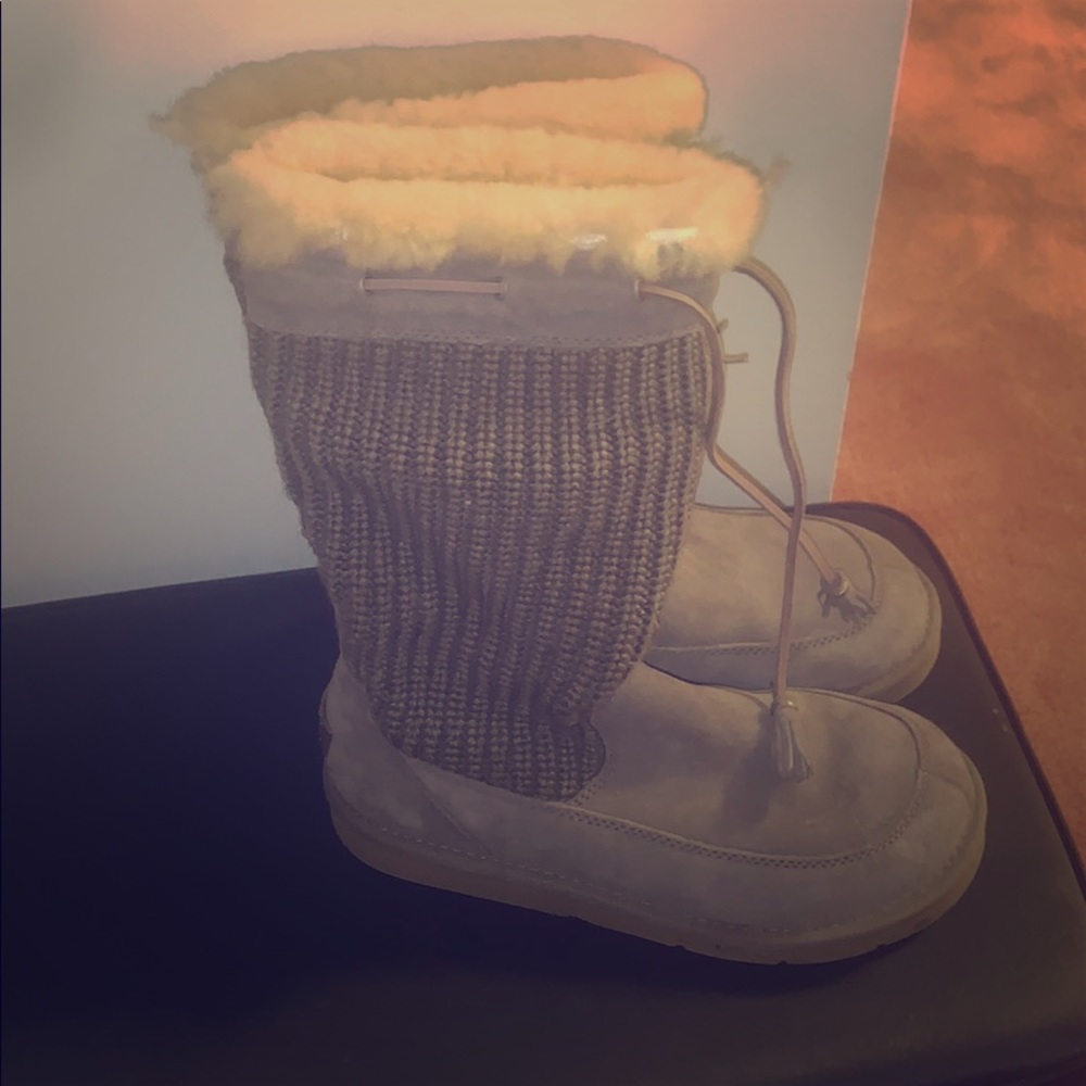 Women’s UGGS size 8, Oatmeal in color, LIKE NEW